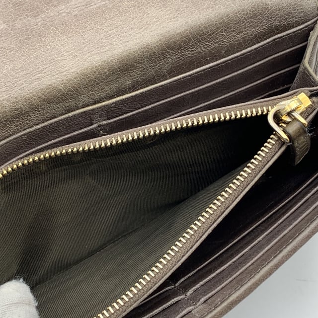 VINTAGE, RRP WIE NEU  
Elegant und mit einem Hauch von Kante, ist dieses Miu Miu Continental Wallet ein verfeinerter Klassiker, eingehüllt in taupefarbenes Matelassé-Leder mit einem subtilen, abgenutzten Effekt, der genau den richtigen Charakter zu seiner eleganten Silhouette hinzufügt. Das ikonische goldene MIU MIU-Logo glänzt auf dem Verschluss, der mit einem dezenten Knopf gesichert ist. Öffnen Sie es, um ein durchdacht gestaltetes Inneres zu enthüllen: 12 Kreditkartenfächer, zwei geräumige Fächer, ein Münzfach mit Reißverschluss und eine seitliche offene Sektion, die ordentlich unter dem Verschluss verborgen ist. Innen ist 'MIU MIU' in das Leder eingeprägt, mit einer Seriennummer, die als leise Markierung der Authentizität dient. Unaufdringlich und endlos schick, ist dieses Stück mehr als nur eine Geldbörse – es ist ein kleines Stück von Miu Mius verspielter Eleganz, das dazu gemacht ist, getragen und geschätzt zu werden.  
Zustandsbewertung: B - SEHR GUTER ZUSTAND  
Zustandsdetails: Sanft gebraucht. Einige leichte Kratzer auf dem Leder aufgrund normalen Gebrauchs. Miu Miu-Box enthalten. Bitte überprüfen Sie die Fotos sorgfältig und fragen Sie, wenn Sie mehr Details wissen möchten oder Zweifel haben.  
Maße (cm): Höhe: 10,2 Länge: 19,1  
Box?: Ja  
Maße: Länge: 191 mm Höhe: 102 mm