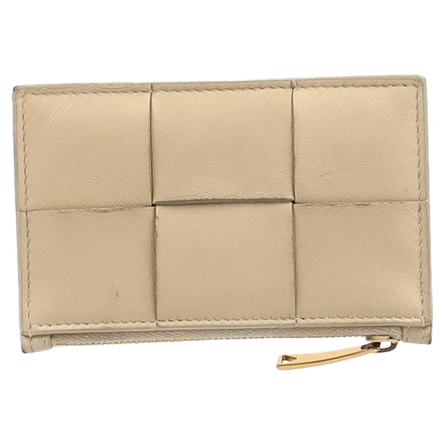 VINTAGE, RRP AS NEW
The Bottega Veneta Cassette Zipped Card Case in Nude Leather combines sleek, minimalist design with the brand’s signature intrecciato weave for a sophisticated touch. Crafted from soft, supple leather, this compact card case offers both style and practicality, featuring a zippered closure for secure storage. Pair it with a structured handbag or slip it into your pocket for an effortlessly chic, everyday accessory. Complete your look with a tailored blazer and subtle jewelry to keep the focus on the sleek design of this versatile card case.

 Bottega Veneta Cassette Zipped Card Case in Nude Leather

Condition: Very good
Signs of wear: Minor signs of wear
Packaging: None
Color: Brown | nude
Material: Leather | leather
Size: One Size | One Size
Measurements: Width: 15; Height: 75; Length: 115
SKU: NAPPUGBSM463901W