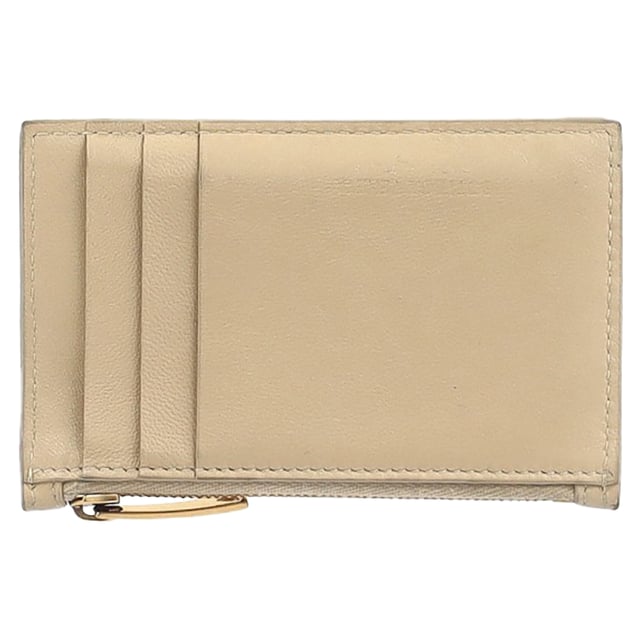 VINTAGE, RRP AS NEW
The Bottega Veneta Cassette Zipped Card Case in Nude Leather combines sleek, minimalist design with the brand’s signature intrecciato weave for a sophisticated touch. Crafted from soft, supple leather, this compact card case offers both style and practicality, featuring a zippered closure for secure storage. Pair it with a structured handbag or slip it into your pocket for an effortlessly chic, everyday accessory. Complete your look with a tailored blazer and subtle jewelry to keep the focus on the sleek design of this versatile card case.

 Bottega Veneta Cassette Zipped Card Case in Nude Leather

Condition: Very good
Signs of wear: Minor signs of wear
Packaging: None
Color: Brown | nude
Material: Leather | leather
Size: One Size | One Size
Measurements: Width: 15; Height: 75; Length: 115
SKU: NAPPUGBSM463901W