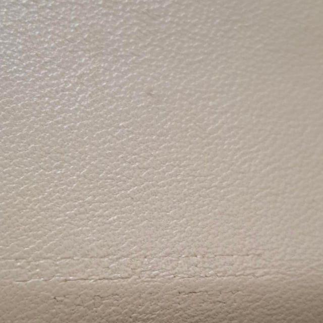 VINTAGE, RRP AS NEW
The Bottega Veneta Cassette Zipped Card Case in Nude Leather combines sleek, minimalist design with the brand’s signature intrecciato weave for a sophisticated touch. Crafted from soft, supple leather, this compact card case offers both style and practicality, featuring a zippered closure for secure storage. Pair it with a structured handbag or slip it into your pocket for an effortlessly chic, everyday accessory. Complete your look with a tailored blazer and subtle jewelry to keep the focus on the sleek design of this versatile card case.

 Bottega Veneta Cassette Zipped Card Case in Nude Leather

Condition: Very good
Signs of wear: Minor signs of wear
Packaging: None
Color: Brown | nude
Material: Leather | leather
Size: One Size | One Size
Measurements: Width: 15; Height: 75; Length: 115
SKU: NAPPUGBSM463901W