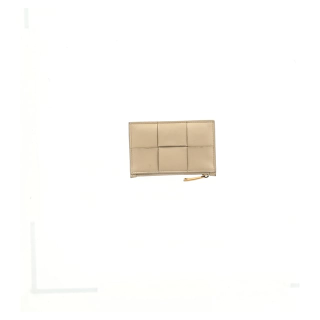 VINTAGE, RRP AS NEW
The Bottega Veneta Cassette Zipped Card Case in Nude Leather combines sleek, minimalist design with the brand’s signature intrecciato weave for a sophisticated touch. Crafted from soft, supple leather, this compact card case offers both style and practicality, featuring a zippered closure for secure storage. Pair it with a structured handbag or slip it into your pocket for an effortlessly chic, everyday accessory. Complete your look with a tailored blazer and subtle jewelry to keep the focus on the sleek design of this versatile card case.

 Bottega Veneta Cassette Zipped Card Case in Nude Leather

Condition: Very good
Signs of wear: Minor signs of wear
Packaging: None
Color: Brown | nude
Material: Leather | leather
Size: One Size | One Size
Measurements: Width: 15; Height: 75; Length: 115
SKU: NAPPUGBSM463901W