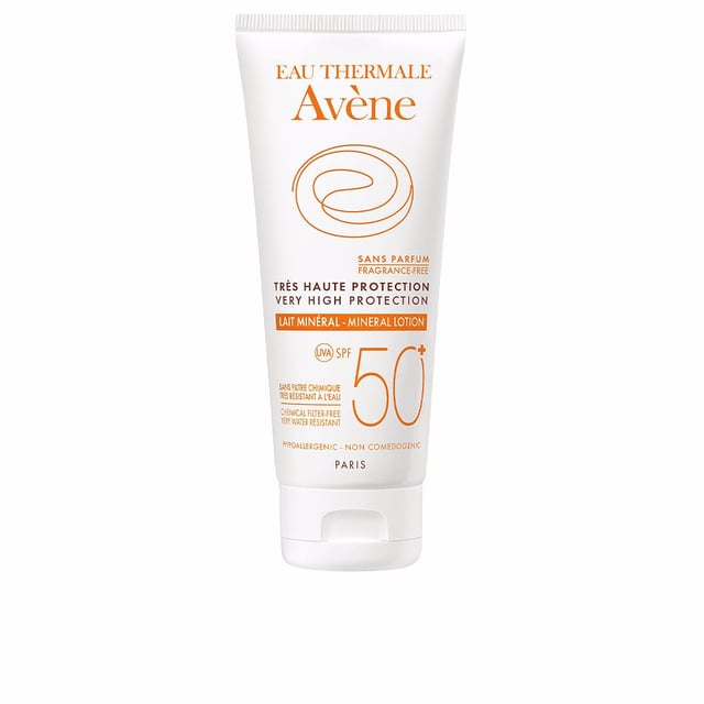 Solaire Haute Protection Leche Mineral Spf50+ 100 ml Avène bietet mit der SOLAIRE HAUTE PROTECTION Lait Minéral SPF50+ eine hochwertige Sonnenmilch an, die mineralische Filter verwendet und einen breiten Schutz gegen UVB- und UVA-Strahlen gewährleistet. Diese Lotion schützt die Haut wirkungsvoll vor schädlicher Sonneneinstrahlung und liefert zusätzlich eine Abwehr gegen freie Radikale, die schädliche Zellen angreifen können. Besonders empfehlenswert ist sie für Personen mit empfindlicher, intoleranter oder reaktionsfreudiger Haut. Ihre reichhaltige, nicht fette Textur zieht schnell ein und versorgt die Haut gleichzeitig mit intensiver Feuchtigkeit. Ein besonderes Merkmal ist der enthaltene Wirkstoff Pretocopheryl, ein starkes Antioxidans, das die Zellen zusätzlich schützt. Das enthaltene Thermalwasser wirkt beruhigend und hilft, Hautirritationen zu reduzieren. Die exklusive Formel von Sunsitive Protection kommt ohne Silikone, Alkohol und Parabene aus, was sie ideal für besonders empfindliche Hauttypen macht. Zu den Schlüsselfunktionen gehören: - Optimaler Schutz vor UVB- und UVA-Strahlung. - Beruhigende Eigenschaften durch natürliche Inhaltsstoffe. - Komedogen-frei. - Antioxidativer Schutz durch Pretocopheryl. - Besonders geeignet für intolerante und empfindliche Haut.