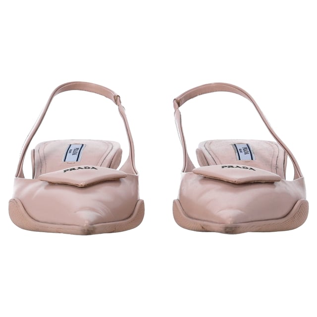 VINTAGE, UVP WIE NEU  
Für einen eleganten Ansatz zur Feminität entscheiden Sie sich für diese schicken Slingbacks von Prada. Hergestellt aus beigem Leder, besticht dieses stilvolle Paar durch bequeme Kittenheels und ist mit dem markanten Dreieck-Logo akzentuiert. Kombinieren Sie sie mit einem fließenden Kleid oder einem Bleistiftrock für einen modischen Look.

Prada Spazzolato Dreieck-Logo Spitzschuh 45-mm Slingback-Pumps aus beigem Leder  
Zustand: sehr gut  
Gebrauchsspuren: Kleine Markierungen, leicht verwendet, aber sehr gut gepflegt. Kleine Markierung an den Sohlen & Falten, leichte Abnutzung an den Sohlen und Absätzen.  
Verpackung: Keine  
Farbe: Beige  
Material: Leder  
Größe: EU | 39  
Maße: Absatzhöhe: 20; Einlegesohlenlänge: 250  
SKU: NAPPUITSH466364W
