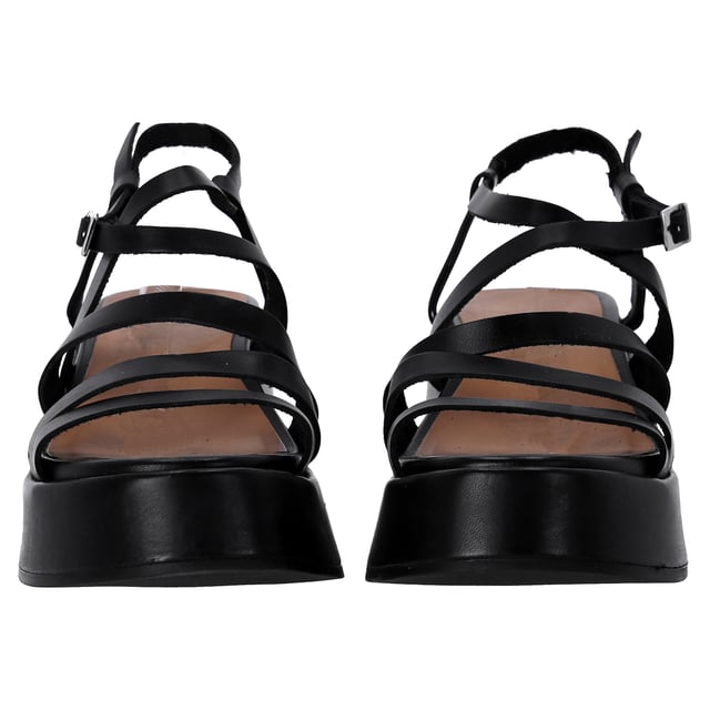 VINTAGE, UVP WIE NEU  
Die Ganni Riemchen-Plateau-Sandalen aus schwarzem Kalbsleder bieten eine gewagte, modische Wendung für die Alltagsschuhe. Hergestellt aus hochwertigem Leder und ausgestattet mit kreuzgeformten Riemen, einem unterstützenden Slingback und dicken Gummisohlen, vereinen diese Sandalen edgy Stil mit ganztägigem Komfort. Die erhöhte Plattform sorgt für einen Hauch von Höhe und bleibt gleichzeitig bequem, perfekt für Stadtbummel oder Wochenendausflüge. **Styling-Tipp:** Kombinieren Sie sie mit einem luftigen bedruckten Maxikleid oder locker geschnittenen, verkürzten Hosen und einem eingesteckten T-Shirt für einen coolen, skandinavisch inspirierten Look.

Ganni Riemchen-Plateau-Sandalen aus schwarzem Kalbsleder

Zustand: Ausgezeichnet  
Abnutzungserscheinungen: Keine sichtbaren Abnutzungserscheinungen. Kein Fleck an der Innensohle, sehr leichter Fleck an den Sohlen.  
Verpackung: Keine  
Farbe: Schwarz  
Material: Leder | Kalbsleder  
Größe: EU | 41  
Maße: Absatzhöhe: 90; Innensohlenlänge: 260  
SKU: TONPUFRSH466362W