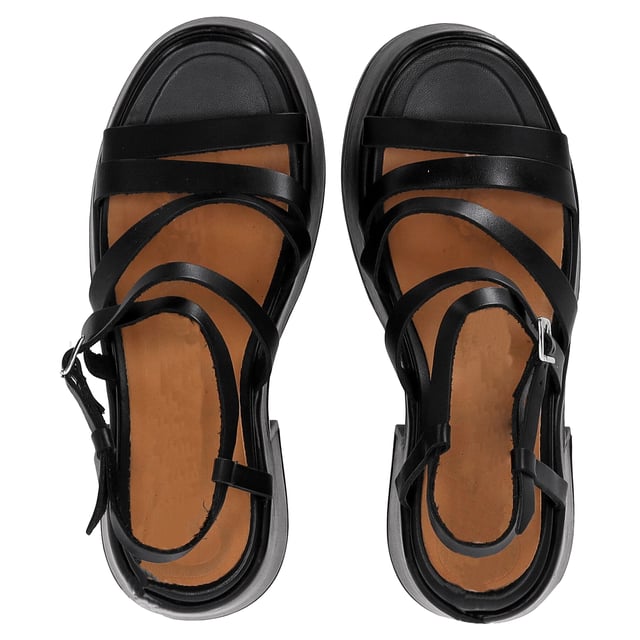VINTAGE, UVP WIE NEU  
Die Ganni Riemchen-Plateau-Sandalen aus schwarzem Kalbsleder bieten eine gewagte, modische Wendung für die Alltagsschuhe. Hergestellt aus hochwertigem Leder und ausgestattet mit kreuzgeformten Riemen, einem unterstützenden Slingback und dicken Gummisohlen, vereinen diese Sandalen edgy Stil mit ganztägigem Komfort. Die erhöhte Plattform sorgt für einen Hauch von Höhe und bleibt gleichzeitig bequem, perfekt für Stadtbummel oder Wochenendausflüge. **Styling-Tipp:** Kombinieren Sie sie mit einem luftigen bedruckten Maxikleid oder locker geschnittenen, verkürzten Hosen und einem eingesteckten T-Shirt für einen coolen, skandinavisch inspirierten Look.

Ganni Riemchen-Plateau-Sandalen aus schwarzem Kalbsleder

Zustand: Ausgezeichnet  
Abnutzungserscheinungen: Keine sichtbaren Abnutzungserscheinungen. Kein Fleck an der Innensohle, sehr leichter Fleck an den Sohlen.  
Verpackung: Keine  
Farbe: Schwarz  
Material: Leder | Kalbsleder  
Größe: EU | 41  
Maße: Absatzhöhe: 90; Innensohlenlänge: 260  
SKU: TONPUFRSH466362W