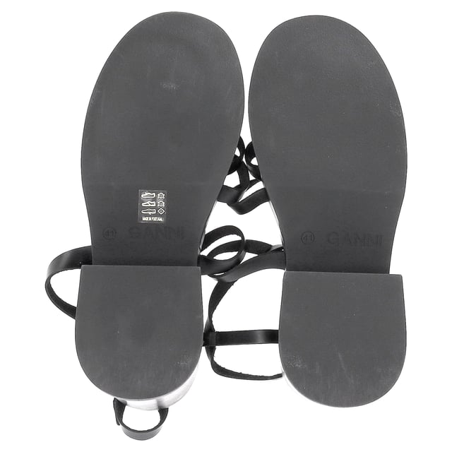 VINTAGE, UVP WIE NEU  
Die Ganni Riemchen-Plateau-Sandalen aus schwarzem Kalbsleder bieten eine gewagte, modische Wendung für die Alltagsschuhe. Hergestellt aus hochwertigem Leder und ausgestattet mit kreuzgeformten Riemen, einem unterstützenden Slingback und dicken Gummisohlen, vereinen diese Sandalen edgy Stil mit ganztägigem Komfort. Die erhöhte Plattform sorgt für einen Hauch von Höhe und bleibt gleichzeitig bequem, perfekt für Stadtbummel oder Wochenendausflüge. **Styling-Tipp:** Kombinieren Sie sie mit einem luftigen bedruckten Maxikleid oder locker geschnittenen, verkürzten Hosen und einem eingesteckten T-Shirt für einen coolen, skandinavisch inspirierten Look.

Ganni Riemchen-Plateau-Sandalen aus schwarzem Kalbsleder

Zustand: Ausgezeichnet  
Abnutzungserscheinungen: Keine sichtbaren Abnutzungserscheinungen. Kein Fleck an der Innensohle, sehr leichter Fleck an den Sohlen.  
Verpackung: Keine  
Farbe: Schwarz  
Material: Leder | Kalbsleder  
Größe: EU | 41  
Maße: Absatzhöhe: 90; Innensohlenlänge: 260  
SKU: TONPUFRSH466362W