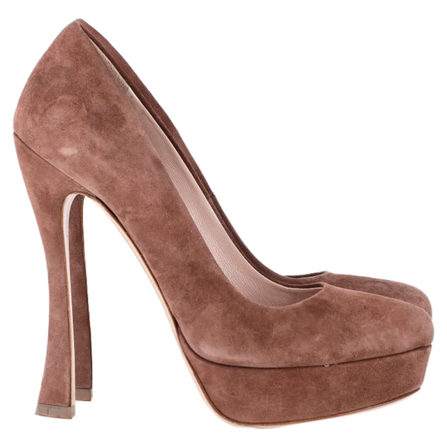 VINTAGE, UVP WIE NEU  
Die Miu Miu Plateau-Pumps aus braunem Wildleder bieten ein luxuriöses, retro-inspiriertes Design, das mühelos Eleganz und modernen Stil vereint. Hergestellt aus weichem Wildleder, verfügen diese Pumps über eine robuste Plattform und eine schlanke Silhouette, die die Beine verlängert und gleichzeitig Komfort bietet. Kombinieren Sie sie mit einem Midirock oder einem maßgeschneiderten Anzug für einen schicken, anspruchsvollen Look, oder tragen Sie sie mit engen Jeans für einen lässigeren, modebewussten Stil. Das reichhaltige braune Wildleder sorgt für Vielseitigkeit und ergänzt problemlos sowohl neutrale Töne als auch lebendige Farben in Ihrer Garderobe.

Miu Miu Plateau-Pumps aus braunem Wildleder

Zustand: Sehr gut  
Abnutzungserscheinungen: Umfassen die Box, kleinere Markierungen, leicht benutzt, aber sehr gut gepflegt. Kleine Markierung an den Sohlen und Faltenbildung, leichte Abnutzung an den Sohlen und Absätzen.  
Verpackung: Box  
Farbe: Braun | Ocker  
Material: Wildleder | Wildleder  
Größe: IT | 35  
Maße: Absatzhöhe: 130; Innensohlenlänge: 270  
SKU: NAPPUGBSH464754W