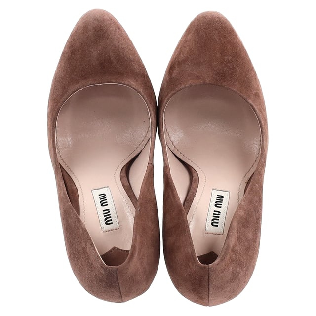 VINTAGE, UVP WIE NEU  
Die Miu Miu Plateau-Pumps aus braunem Wildleder bieten ein luxuriöses, retro-inspiriertes Design, das mühelos Eleganz und modernen Stil vereint. Hergestellt aus weichem Wildleder, verfügen diese Pumps über eine robuste Plattform und eine schlanke Silhouette, die die Beine verlängert und gleichzeitig Komfort bietet. Kombinieren Sie sie mit einem Midirock oder einem maßgeschneiderten Anzug für einen schicken, anspruchsvollen Look, oder tragen Sie sie mit engen Jeans für einen lässigeren, modebewussten Stil. Das reichhaltige braune Wildleder sorgt für Vielseitigkeit und ergänzt problemlos sowohl neutrale Töne als auch lebendige Farben in Ihrer Garderobe.

Miu Miu Plateau-Pumps aus braunem Wildleder

Zustand: Sehr gut  
Abnutzungserscheinungen: Umfassen die Box, kleinere Markierungen, leicht benutzt, aber sehr gut gepflegt. Kleine Markierung an den Sohlen und Faltenbildung, leichte Abnutzung an den Sohlen und Absätzen.  
Verpackung: Box  
Farbe: Braun | Ocker  
Material: Wildleder | Wildleder  
Größe: IT | 35  
Maße: Absatzhöhe: 130; Innensohlenlänge: 270  
SKU: NAPPUGBSH464754W