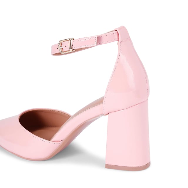 The Carvela Refined Court features a pale pink upper with closed toe and single ankle strap. The strap is tied with golden buckle and the heel is in a block style. Heel height: 80mm. This style features All Day Long technology.