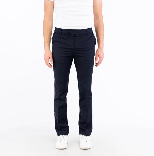 Mit den Hosen von BIKKEMBERGS bringen Sie Ihren Charakter zum Ausdruck: klare Linien, präziser Schnitt und ein urbaner Touch, der den Unterschied macht.