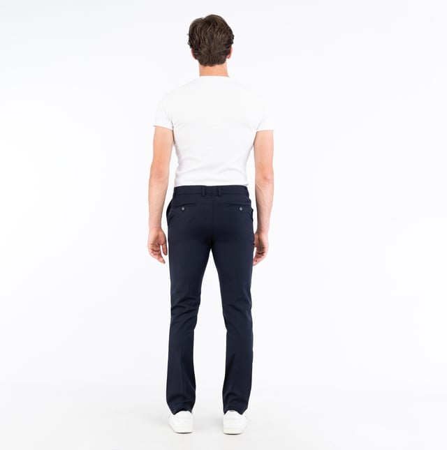 Mit den Hosen von BIKKEMBERGS bringen Sie Ihren Charakter zum Ausdruck: klare Linien, präziser Schnitt und ein urbaner Touch, der den Unterschied macht.