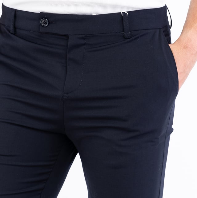Mit den Hosen von BIKKEMBERGS bringen Sie Ihren Charakter zum Ausdruck: klare Linien, präziser Schnitt und ein urbaner Touch, der den Unterschied macht.