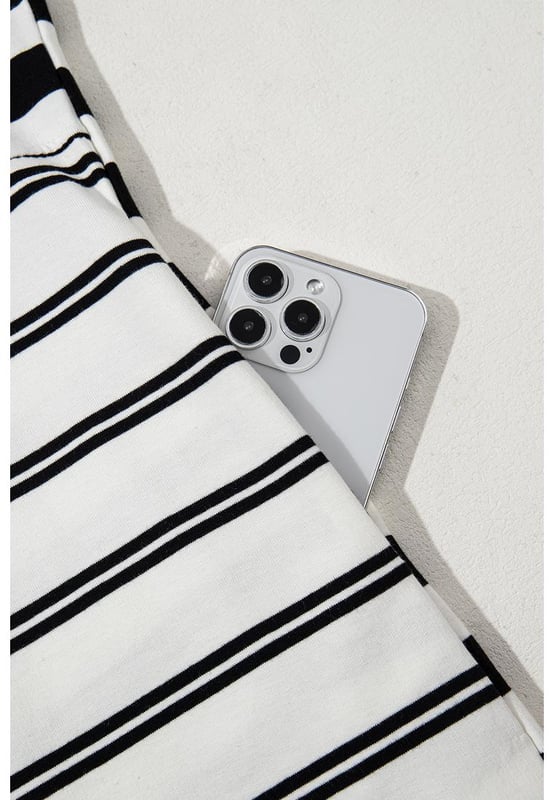 Our styles are designed with a trendy fitted look in mind following an international size standard. For the best fit we suggest choosing one size up from your usual. Be sure to check our sizing chart to find your perfect match!
  Polo neck design for an elegant and modest look
  Classic and versatile striped pattern
  Easy dressing with half placket design
  Loose fit with drop shoulder
  Side slits at hem for added comfort
Material: 95% Cotton 5% Elastane