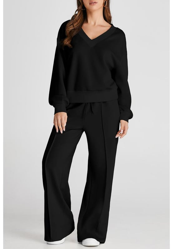 Nuestros estilos están diseñados con un look ajustado y a la moda siguiendo un estándar de tallas internacional. Para el mejor ajuste, sugerimos elegir una talla más de la habitual. ¡Asegúrate de revisar nuestra tabla de tallas para encontrar tu combinación perfecta!
  Conjunto de color sólido
  Top corto con escote en V
  Pantalones de tiro alto
  Cintura con cordón ajustable
  Tejido suave para mayor comodidad
  Ideal para combinar con zapatillas
Material: 50% Poliéster 45% Viscosa 5% Elastano