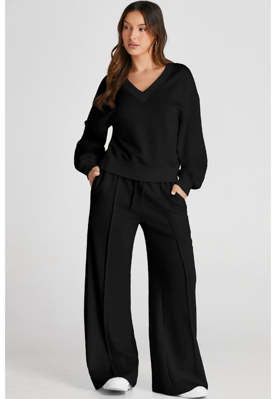 Nuestros estilos están diseñados con un look ajustado y a la moda siguiendo un estándar de tallas internacional. Para el mejor ajuste, sugerimos elegir una talla más de la habitual. ¡Asegúrate de revisar nuestra tabla de tallas para encontrar tu combinación perfecta!
  Conjunto de color sólido
  Top corto con escote en V
  Pantalones de tiro alto
  Cintura con cordón ajustable
  Tejido suave para mayor comodidad
  Ideal para combinar con zapatillas
Material: 50% Poliéster 45% Viscosa 5% Elastano