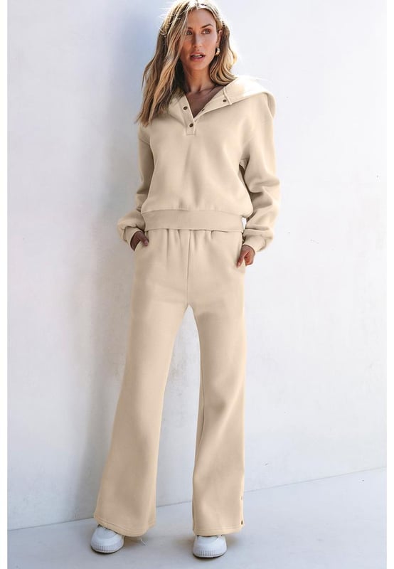 Our styles are designed with a trendy fitted look in mind following an international size standard. For the best fit we suggest choosing one size up from your usual. Be sure to check our sizing chart to find your perfect match!
  Coordinated two
  piece set for an effortless look
  Solid color design for versatility
  Hooded hoodie for a sporty and casual touch
  High
  waisted pants for a flattering fit
  Perfect combination of chic and casual
Material: 50% Polyester 50% Cotton