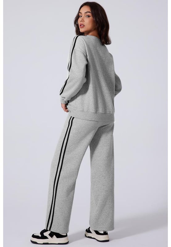 Our styles are designed with a trendy fitted look in mind following an international size standard. For the best fit we suggest choosing one size up from your usual. Be sure to check our sizing chart to find your perfect match!
  Light Grey Solid Color Side Striped Sweatshirt Active Set
  Two
  piece set for a coordinated look
  Solid color for a sleek and versatile appearance
  Side stripes enhance the sporty aesthetic
  Comfortable and active wear sweatshirt
  Available in various sizes to suit different body types
Material: 50% Polyester 50% Cotton