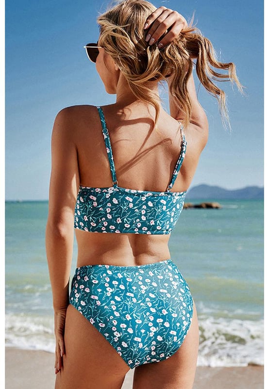 Onze stijlen zijn ontworpen met een trendy, aansluitende look in gedachten volgens een internationale maatvoering. Voor de beste pasvorm raden we aan om één maat groter te kiezen dan je gebruikelijke maat. Zorg ervoor dat je onze maattabel controleert om je perfecte match te vinden!  
Charmante bikini set met bloemenprint  
Gerimpeld ontwerp voegt een speelse touch toe  
Verstelbare spaghettibandjes voor een comfortabele en veilige pasvorm  
Flatterende high waist broekjes  
Perfect voor stranddagen of loungen bij het zwembad  
Materiaal: 85% Polyester, 15% Elastaan