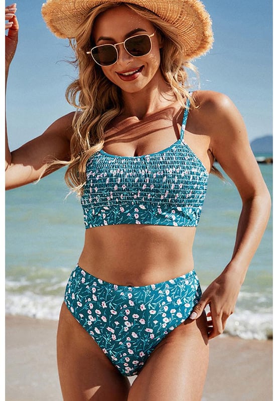Onze stijlen zijn ontworpen met een trendy, aansluitende look in gedachten volgens een internationale maatvoering. Voor de beste pasvorm raden we aan om één maat groter te kiezen dan je gebruikelijke maat. Zorg ervoor dat je onze maattabel controleert om je perfecte match te vinden!  
Charmante bikini set met bloemenprint  
Gerimpeld ontwerp voegt een speelse touch toe  
Verstelbare spaghettibandjes voor een comfortabele en veilige pasvorm  
Flatterende high waist broekjes  
Perfect voor stranddagen of loungen bij het zwembad  
Materiaal: 85% Polyester, 15% Elastaan