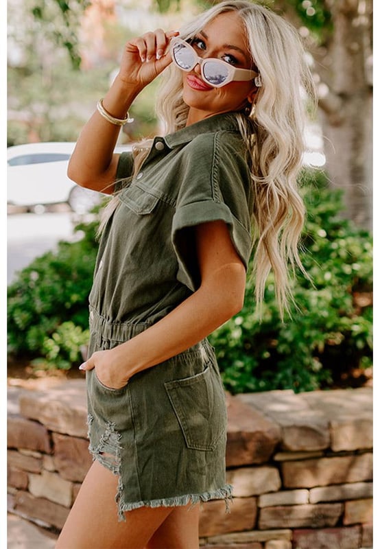 Unsere Styles sind mit einem modernen, figurschmeichelnden Look entworfen, der einem internationalen Größenstandard folgt. Für die beste Passform empfehlen wir, eine Größe größer als gewohnt zu wählen. Achten Sie darauf, unsere Größentabelle zu überprüfen, um Ihre perfekte Passform zu finden!
  Knopfverschluss für einfaches An- und Ausziehen
  Lockere Passform mit praktischen Taschen
  Weite kurze Ärmel mit umgeschlagenen Säumen
  Elastischer Taillenbund für einen bequemen Sitz
  Fransenabschlüsse für einen markanten Stil
  Hergestellt aus atmungsaktivem, gemütlichem und strapazierfähigem Denim-Stoff
  Lässt sich gut mit Sneakers oder Stiefeln kombinieren
Material: 98% Baumwolle, 2% Elasthan