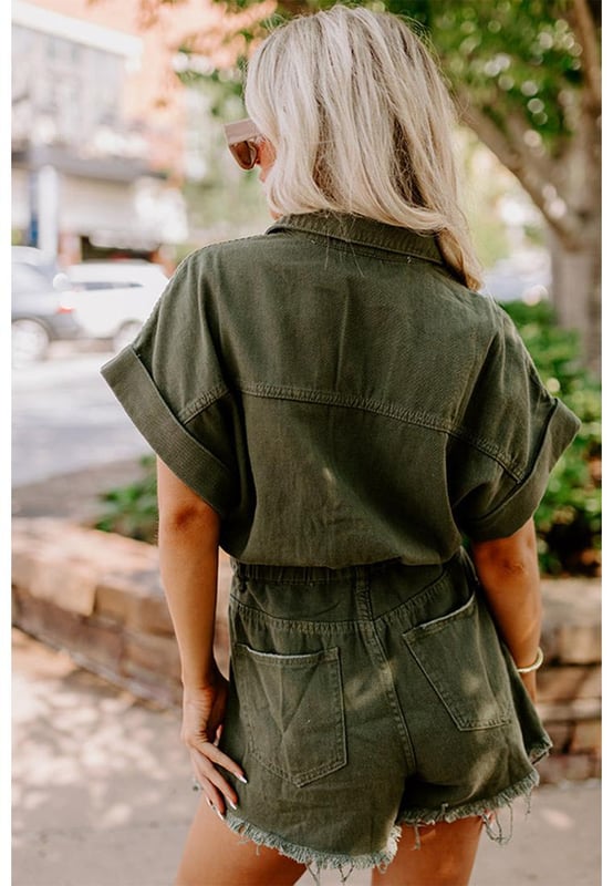Unsere Styles sind mit einem modernen, figurschmeichelnden Look entworfen, der einem internationalen Größenstandard folgt. Für die beste Passform empfehlen wir, eine Größe größer als gewohnt zu wählen. Achten Sie darauf, unsere Größentabelle zu überprüfen, um Ihre perfekte Passform zu finden!
  Knopfverschluss für einfaches An- und Ausziehen
  Lockere Passform mit praktischen Taschen
  Weite kurze Ärmel mit umgeschlagenen Säumen
  Elastischer Taillenbund für einen bequemen Sitz
  Fransenabschlüsse für einen markanten Stil
  Hergestellt aus atmungsaktivem, gemütlichem und strapazierfähigem Denim-Stoff
  Lässt sich gut mit Sneakers oder Stiefeln kombinieren
Material: 98% Baumwolle, 2% Elasthan