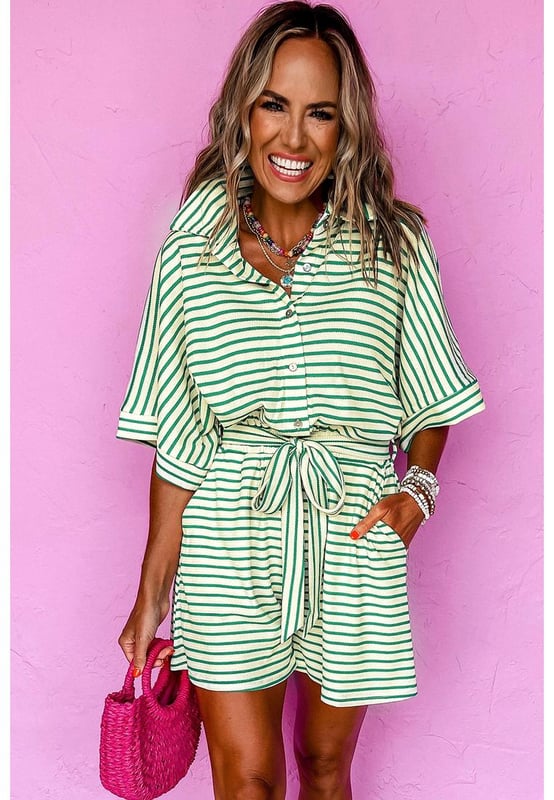 Nuestros estilos están diseñados pensando en un look moderno y ajustado, siguiendo un estándar de tallas internacional. Para el mejor ajuste, sugerimos elegir una talla más grande de la habitual. Asegúrate de consultar nuestra tabla de tallas para encontrar tu combinación perfecta.
  Diseñado para mujeres
  Combina un diseño atemporal con una estética contemporánea
  Elaborado con elegancia y sofisticación
Material: 95% Poliéster 5% Elastano