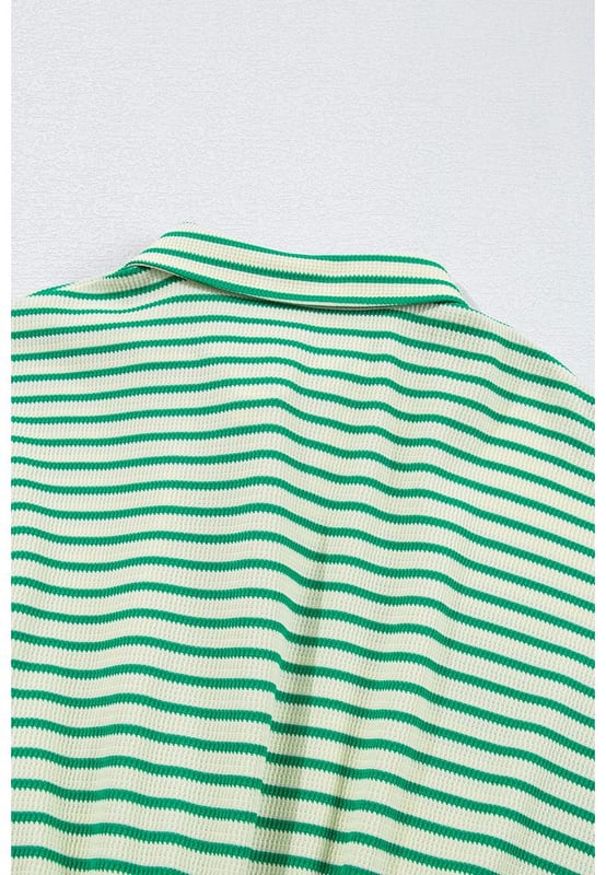 Nuestros estilos están diseñados pensando en un look moderno y ajustado, siguiendo un estándar de tallas internacional. Para el mejor ajuste, sugerimos elegir una talla más grande de la habitual. Asegúrate de consultar nuestra tabla de tallas para encontrar tu combinación perfecta.
  Diseñado para mujeres
  Combina un diseño atemporal con una estética contemporánea
  Elaborado con elegancia y sofisticación
Material: 95% Poliéster 5% Elastano