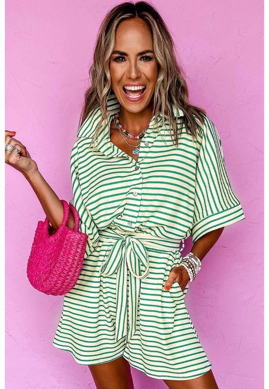 Nuestros estilos están diseñados pensando en un look moderno y ajustado, siguiendo un estándar de tallas internacional. Para el mejor ajuste, sugerimos elegir una talla más grande de la habitual. Asegúrate de consultar nuestra tabla de tallas para encontrar tu combinación perfecta.
  Diseñado para mujeres
  Combina un diseño atemporal con una estética contemporánea
  Elaborado con elegancia y sofisticación
Material: 95% Poliéster 5% Elastano