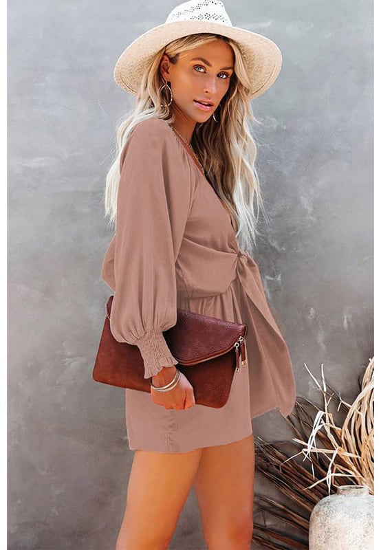 Romper de color sólido adecuado para el uso diario  
Escote en V profundo con detalle de nudo  
Mangas abullonadas para un estilo elegante y dulce  
Diseño favorecedor que realza la forma del cuerpo  
Ideal para usar en casa, fiestas en la playa y compras  
Material: 100% Poliéster