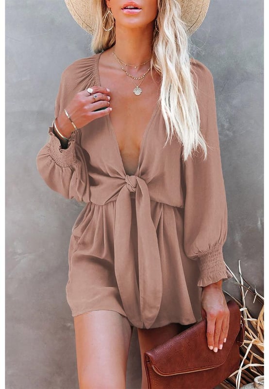 Romper de color sólido adecuado para el uso diario  
Escote en V profundo con detalle de nudo  
Mangas abullonadas para un estilo elegante y dulce  
Diseño favorecedor que realza la forma del cuerpo  
Ideal para usar en casa, fiestas en la playa y compras  
Material: 100% Poliéster