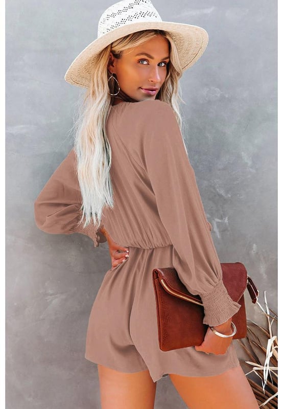 Romper de color sólido adecuado para el uso diario  
Escote en V profundo con detalle de nudo  
Mangas abullonadas para un estilo elegante y dulce  
Diseño favorecedor que realza la forma del cuerpo  
Ideal para usar en casa, fiestas en la playa y compras  
Material: 100% Poliéster