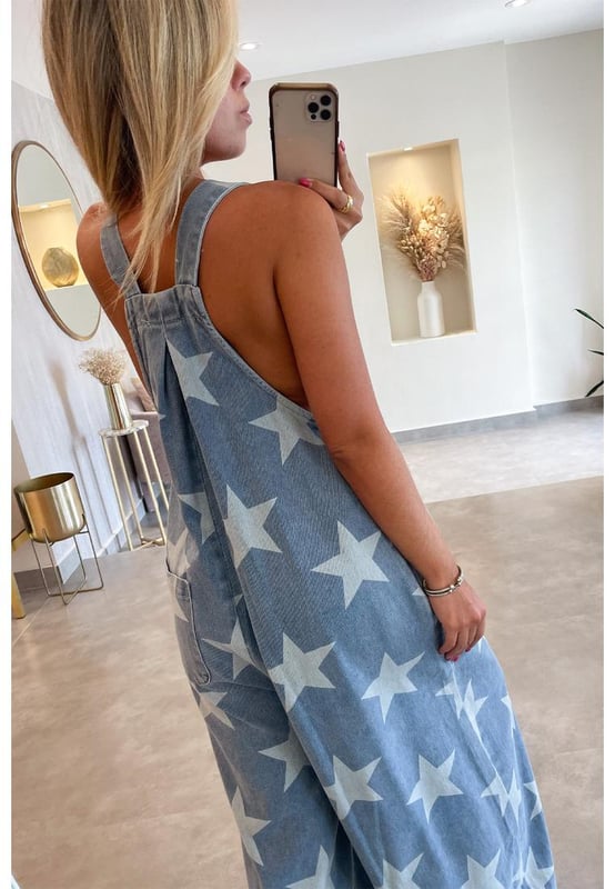 Onze stijlen zijn ontworpen met een trendy, slim fit in gedachten volgens een internationale maatstandaard. Voor de beste pasvorm raden we aan om één maat groter te kiezen dan gebruikelijk. Zorg ervoor dat je onze maattabel controleert om je perfecte match te vinden!
Duurzame en veelzijdige denim jumpsuit
Opvallende sterrenprint voor een speelse toets
Stijlvolle knoopbanden voegen een unieke flair toe
Modieuze wijde pijpen voor een trendy look
Materiaal: 72% Katoen 26% Polyester 2% Elastaan