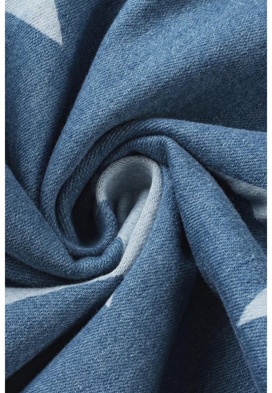 Onze stijlen zijn ontworpen met een trendy, slim fit in gedachten volgens een internationale maatstandaard. Voor de beste pasvorm raden we aan om één maat groter te kiezen dan gebruikelijk. Zorg ervoor dat je onze maattabel controleert om je perfecte match te vinden!
Duurzame en veelzijdige denim jumpsuit
Opvallende sterrenprint voor een speelse toets
Stijlvolle knoopbanden voegen een unieke flair toe
Modieuze wijde pijpen voor een trendy look
Materiaal: 72% Katoen 26% Polyester 2% Elastaan
