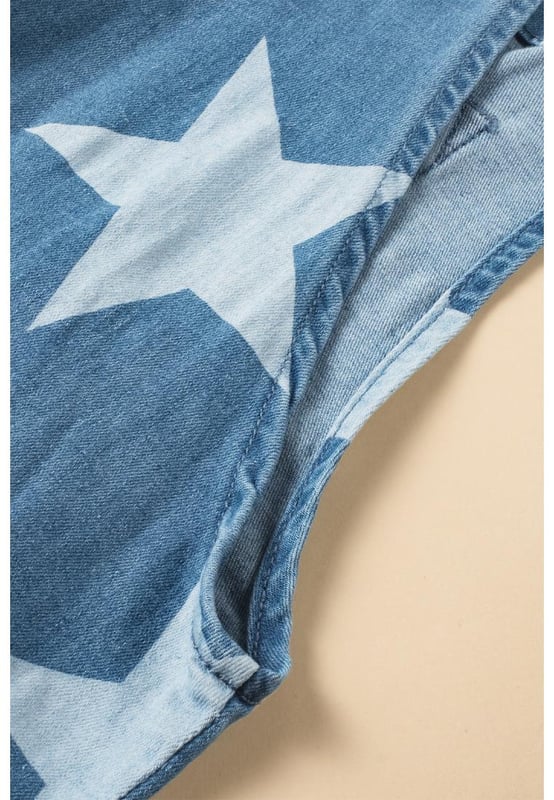 Onze stijlen zijn ontworpen met een trendy, slim fit in gedachten volgens een internationale maatstandaard. Voor de beste pasvorm raden we aan om één maat groter te kiezen dan gebruikelijk. Zorg ervoor dat je onze maattabel controleert om je perfecte match te vinden!
Duurzame en veelzijdige denim jumpsuit
Opvallende sterrenprint voor een speelse toets
Stijlvolle knoopbanden voegen een unieke flair toe
Modieuze wijde pijpen voor een trendy look
Materiaal: 72% Katoen 26% Polyester 2% Elastaan