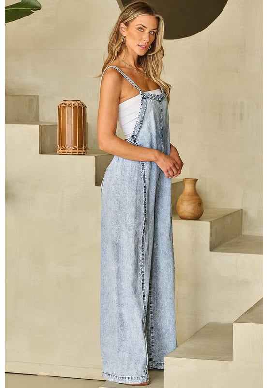 Overol de mezclilla vintage y a la moda  
Tono de lavado claro  
Costura deshilachada expuesta  
Diseño sin mangas  
Pierna ancha para un look más esbelto y alto  
Jumpsuits baratos con dropshipping desde China de excelente calidad  
Tabla de tallas proporcionada para mayor comodidad  
Material: 95% algodón, 5% poliéster