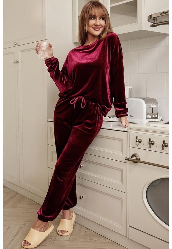 Fiery Red Solid Velvet Two Piece Lounge Set
  Soft velvet fabric for ultimate comfort
  Long
  sleeved top with a crew neckline and ribbed cuffs
  Full
  length pants with an elasticated waistband and ribbed ankle cuffs
  Perfect for lounging at home or running errands
Material: 95% Polyester 5% Elastane
