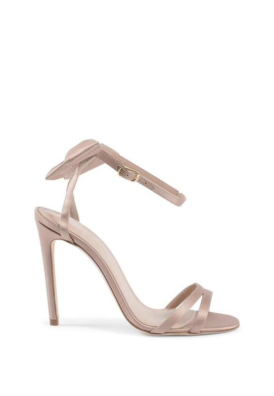 Sandalia Slingback con Lazo Satén Nude Perfecto para noches románticas
Presenta ataduras en el tobillo y un lazo en la parte posterior
Hecho de 100% satín
Altura del tacón de 10 cm
Elaborado por los mejores artesanos italianos
Hecho en Italia
100% RASO