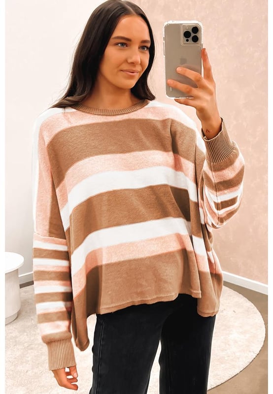 Diseño holgado y con hombros caídos  
Rayas multicolores que aportan un toque de color  
Material de punto de alta calidad para mayor durabilidad  
Perfecto para cualquier género