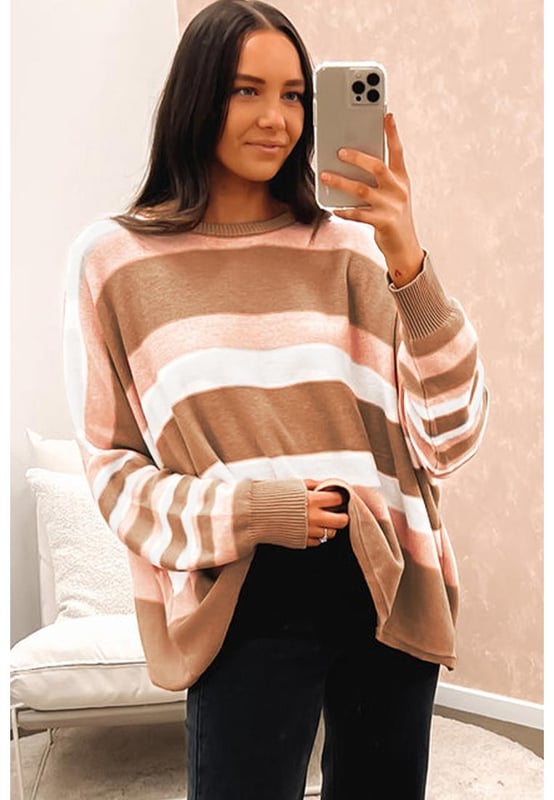 Diseño holgado y con hombros caídos  
Rayas multicolores que aportan un toque de color  
Material de punto de alta calidad para mayor durabilidad  
Perfecto para cualquier género
