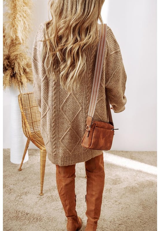 Nuestros estilos están diseñados con un look ajustado y moderno en mente, siguiendo un estándar de talla internacional. Para el mejor ajuste, sugerimos elegir una talla más grande de la habitual. Asegúrate de consultar nuestra tabla de tallas para encontrar tu combinación perfecta.
  Detalles de trenzado intrincado que ofrecen un look acogedor pero elegante
  El diseño de caída en los hombros, sin esfuerzo y chic, añade un toque de elegancia casual
  Abraza la comodidad con un corte holgado que favorece todas las formas de cuerpo
  Lo suficientemente versátil como para vestirse de manera formal o informal para cualquier ocasión
  Perfecto para combinar con botas y bolsos
Material: 100% Poliéster