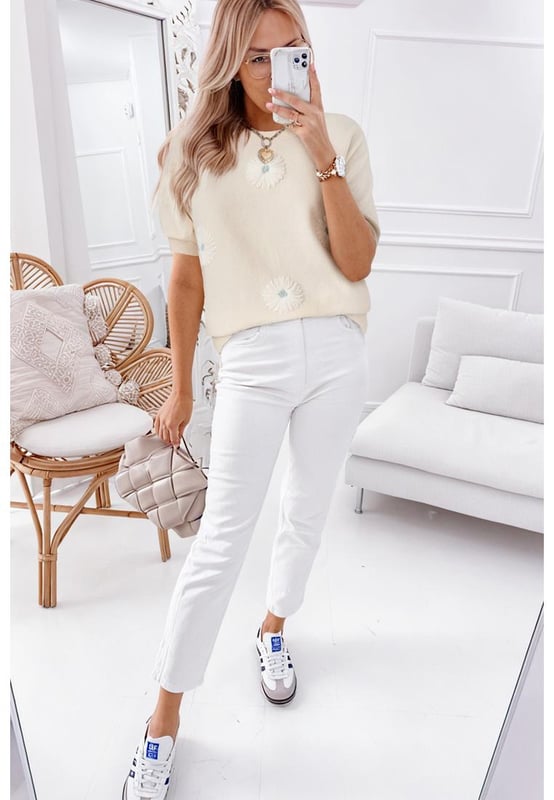 Our styles are designed with a trendy fitted look in mind following an international size standard. For the best fit we suggest choosing one size up from your usual. Be sure to check our sizing chart to find your perfect match!
  Beige flower pattern short sleeve knitted top
  Soft and cozy knitted fabric
  Stylish short sleeves
  Classic crew neck design
  Available in sizes S M L and XL
  High elasticity for a comfortable fit
Material: 50% Viscose 28% Polyester 22% Polyamide