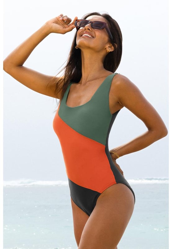 Our styles are designed with a trendy fitted look in mind following an international size standard. For the best fit we suggest choosing one size up from your usual. Be sure to check our sizing chart to find your perfect match!
  Colorblock silhouette for a stylish look
  Square neck design
  Removable bust pads for customizable support
  Full coverage for a flattering fit
  High elasticity for comfortable wear
Material: 82% Polyamide 18% Elastane