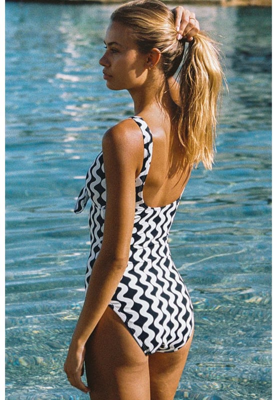 Our styles are designed with a trendy fitted look in mind following an international size standard. For the best fit we suggest choosing one size up from your usual. Be sure to check our sizing chart to find your perfect match!
  Stylish bowknot detail adds a flirty touch
  Eye
  catching ricrac print for a playful look
  Flattering V
  neck and low back cut design
  Comfortable one
  piece swimsuit for beach fun
Material: 95% Polyester 5% Elastane