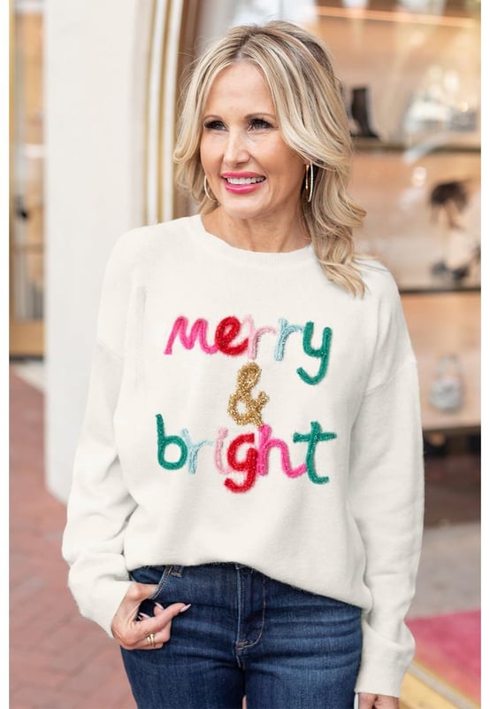 Suéter casual blanco Merry & Bright de cuello redondo  
Material de alta calidad  
Cómodo y acogedor de usar  
Cuello redondo y mangas largas  
Diseño Merry & Bright en la parte frontal  
Elección ideal para la temporada festiva  
Apropiado tanto para hombres como para mujeres  
Prenda versátil para tu guardarropa  