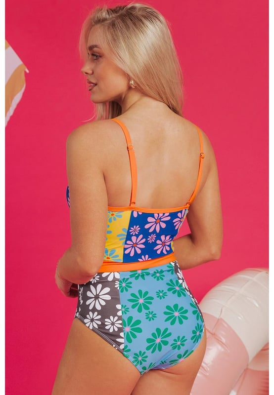 Our styles are designed with a trendy fitted look in mind following an international size standard. For the best fit we suggest choosing one size up from your usual. Be sure to check our sizing chart to find your perfect match!
  Color
  blocked design with Brazil
  inspired florals
  Contrasting trim for added detail
  Adjustable spaghetti straps for a customizable fit
  Built
  in shelf bra for support and comfort
  Ideal for summer vacation
  Available in sizes S to 2XL with high elasticity
Material: 85% Polyester 15% Elastane