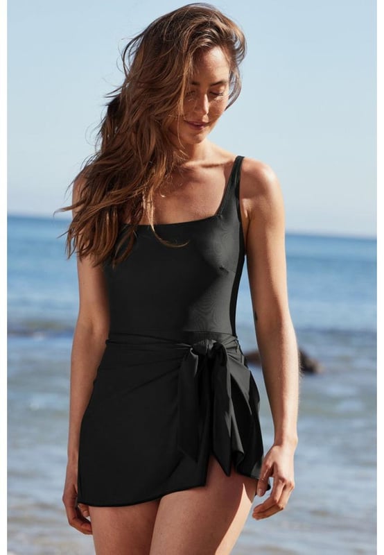 Our styles are designed with a trendy fitted look in mind following an international size standard. For the best fit we suggest choosing one size up from your usual. Be sure to check our sizing chart to find your perfect match!
  Black Side Tied Waist Square Neck Adjustable Straps A
  line One Piece Swim Dress
  Solid one
  piece swim dress for a flattering fit
  Adjustable straps for a customizable fit
  Side
  tied waist detail adds a touch of chicness
  Square neckline offers a stylish and modern touch
Material: 82% Polyamide 18% Elastane