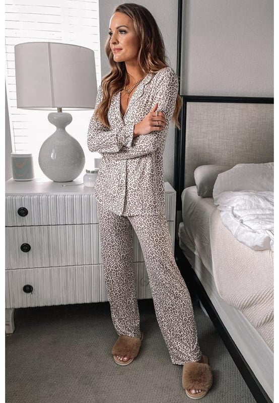 Weißes Leopardenmuster Langarm- und Hosen-Pyjama-Set  
Zeitloses Leopardenmuster  
Langärmliges Oberteil mit Knopfverschluss  
Lässige Passform Hose  
Hergestellt aus weichem, atmungsaktivem Stoff  
Material: 95 % Polyester, 5 % Elasthan