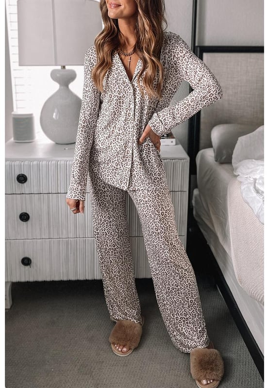 Weißes Leopardenmuster Langarm- und Hosen-Pyjama-Set  
Zeitloses Leopardenmuster  
Langärmliges Oberteil mit Knopfverschluss  
Lässige Passform Hose  
Hergestellt aus weichem, atmungsaktivem Stoff  
Material: 95 % Polyester, 5 % Elasthan
