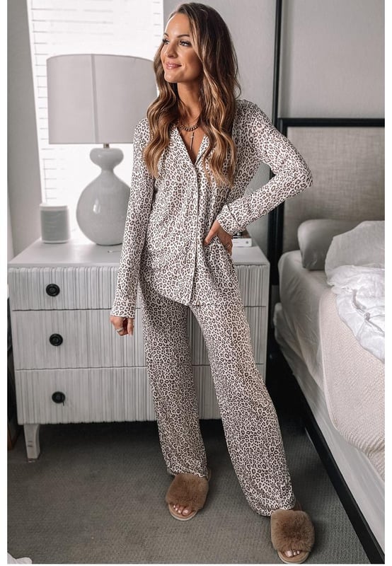 Weißes Leopardenmuster Langarm- und Hosen-Pyjama-Set  
Zeitloses Leopardenmuster  
Langärmliges Oberteil mit Knopfverschluss  
Lässige Passform Hose  
Hergestellt aus weichem, atmungsaktivem Stoff  
Material: 95 % Polyester, 5 % Elasthan