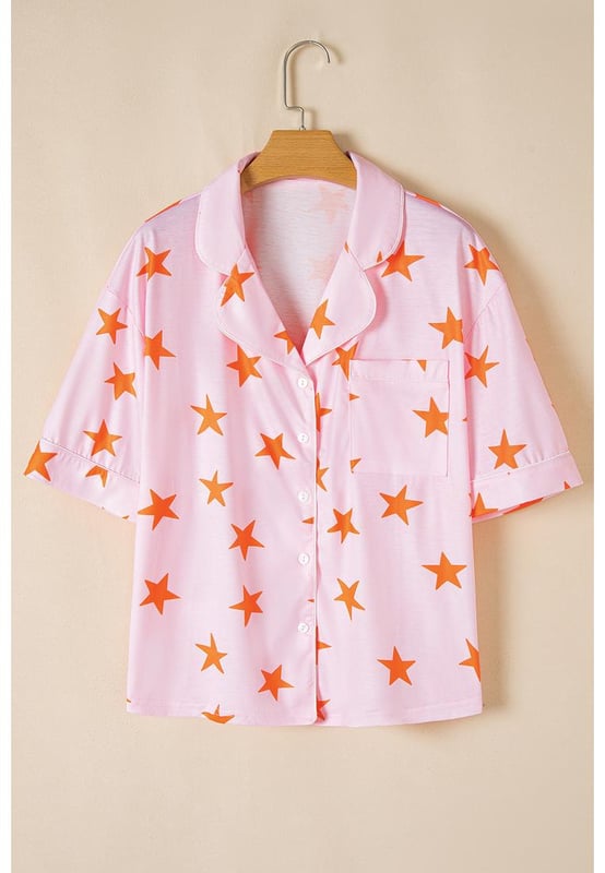 Twee-delige pyjama set  
Gemaakt van bamboe stof  
Shirt met korte mouwen  
Schattig sterrenprint  
Handige knoopsluitingen  
Geschikt voor verschillende lichaamsvormen en maten  
Materiaal: 95% polyester 5% elastaan